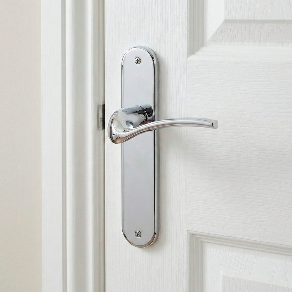 Poignée modèle « 930 » en zamak avec plaque ovale, finition chrome brillant, pour portes