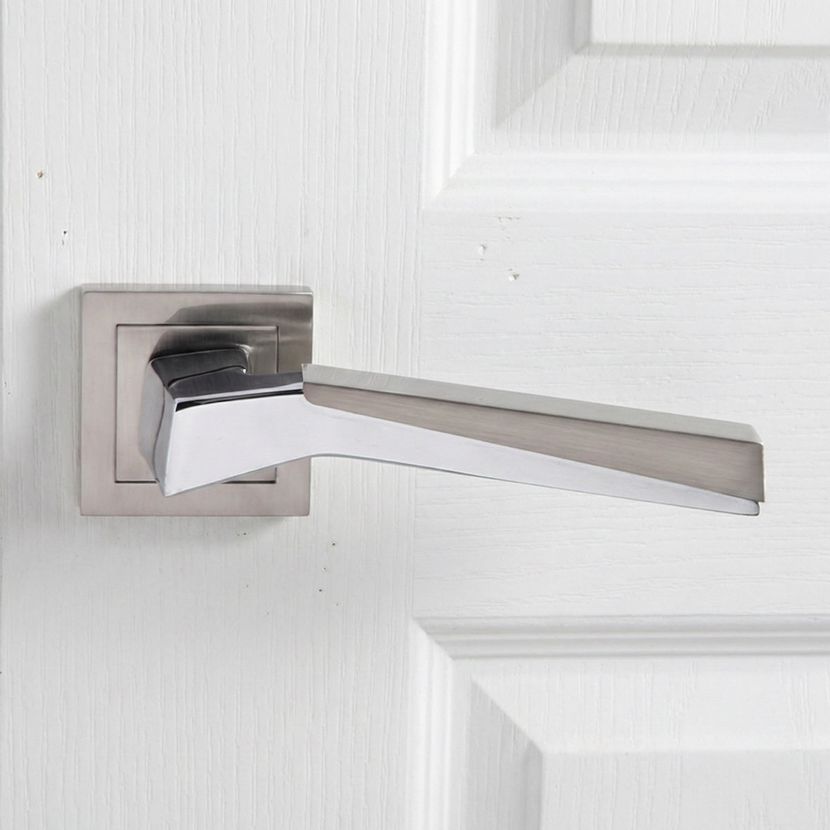 Poignée de porte modèle '120' en zamak avec rosace carrée finition bicolore