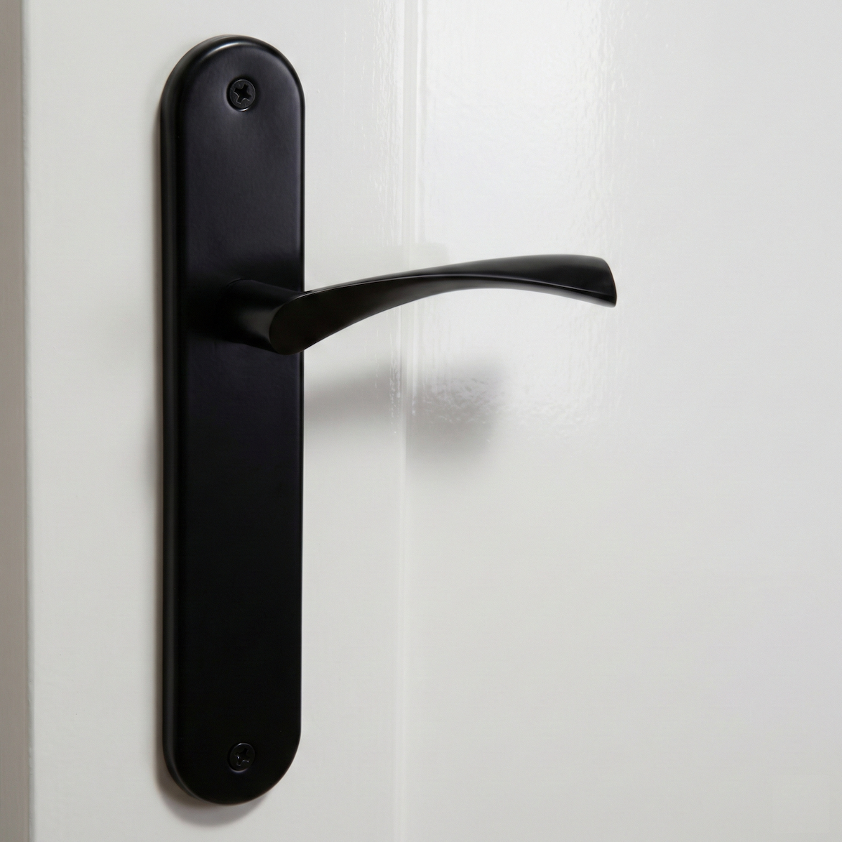 Poignée de porte modèle '130' en zamak avec plaque ovale, finition noir mat
