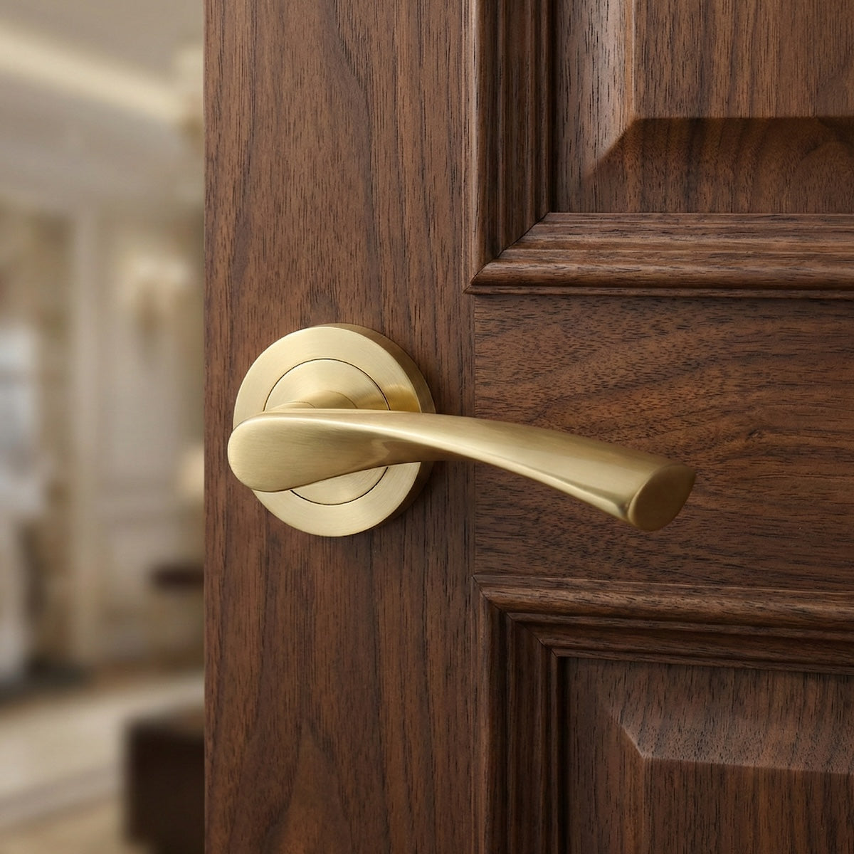 Poignée modèle '136A' dorée en aluminium avec rosace ronde pour portes en bois