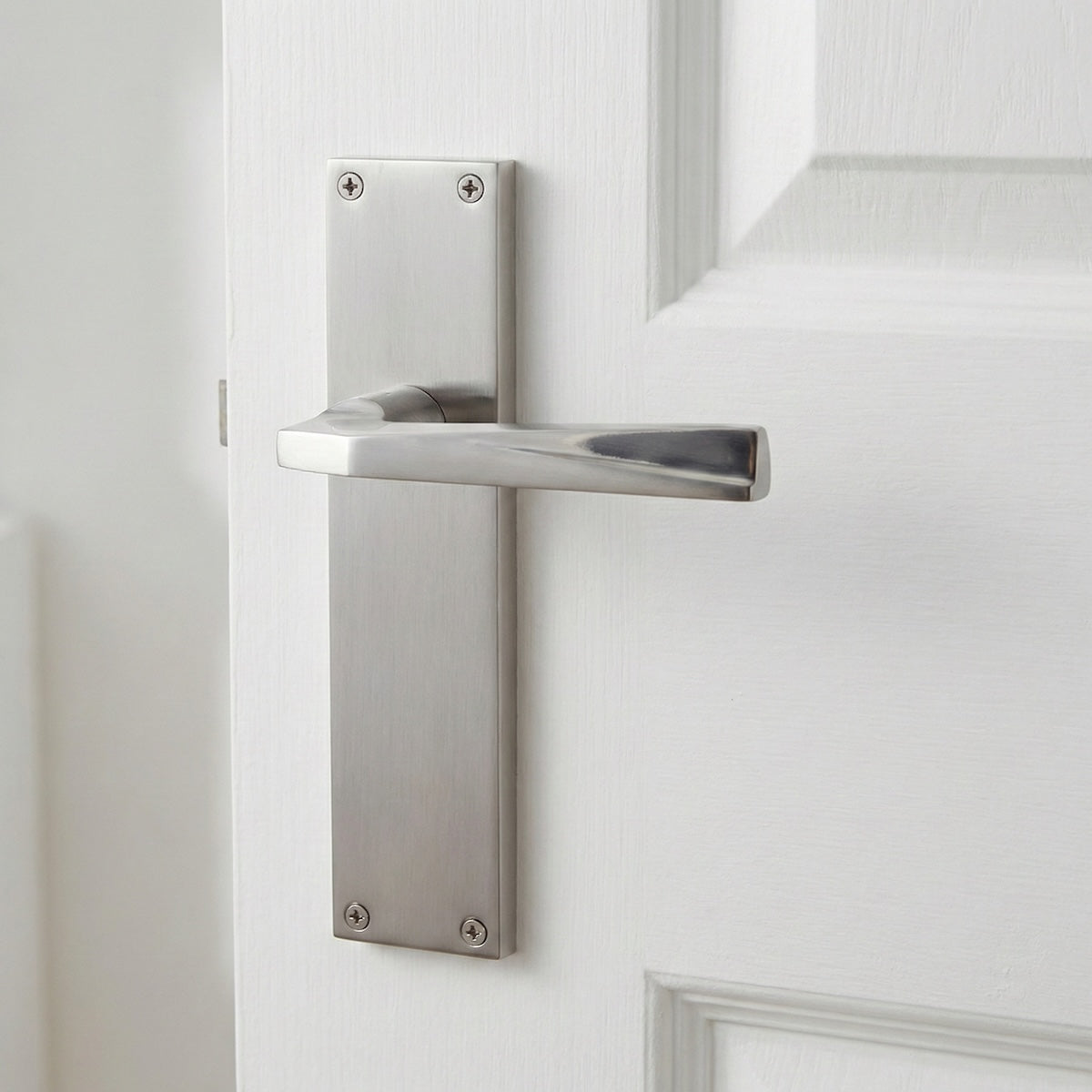 Béquille avec plaque rectangulaire en zamak finition nickel satiné pour portes modèle '208'