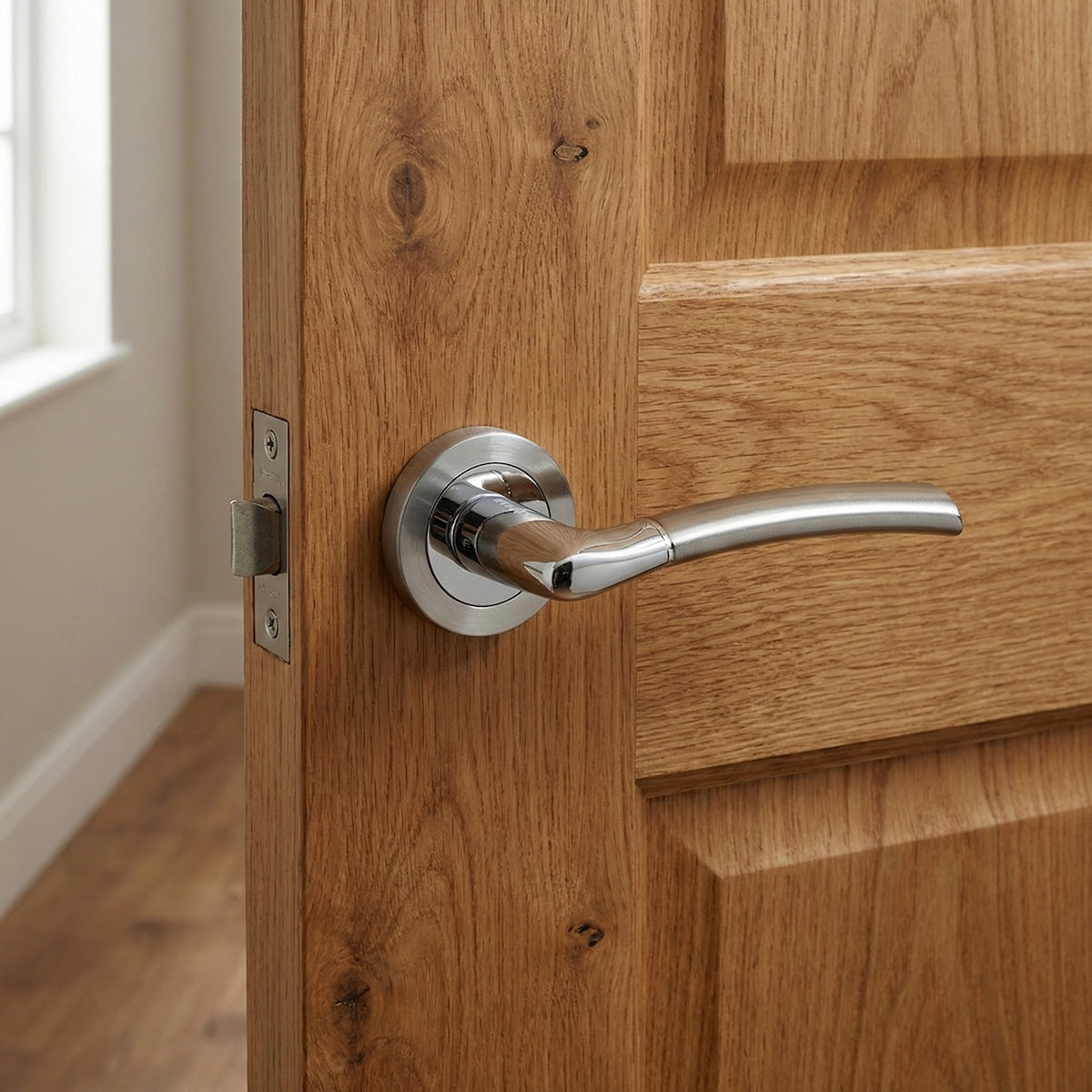 Poignée de porte Belenus en aluminium avec rosace ronde en finition nickel combinée
