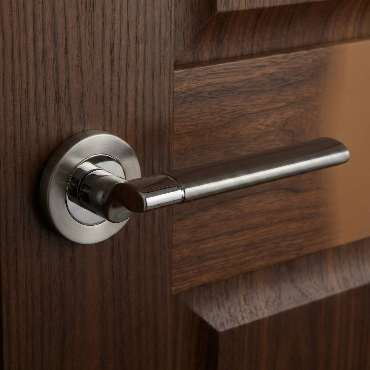 Poignée modèle « 240A » avec rosace ronde finition nickel combinée pour portes