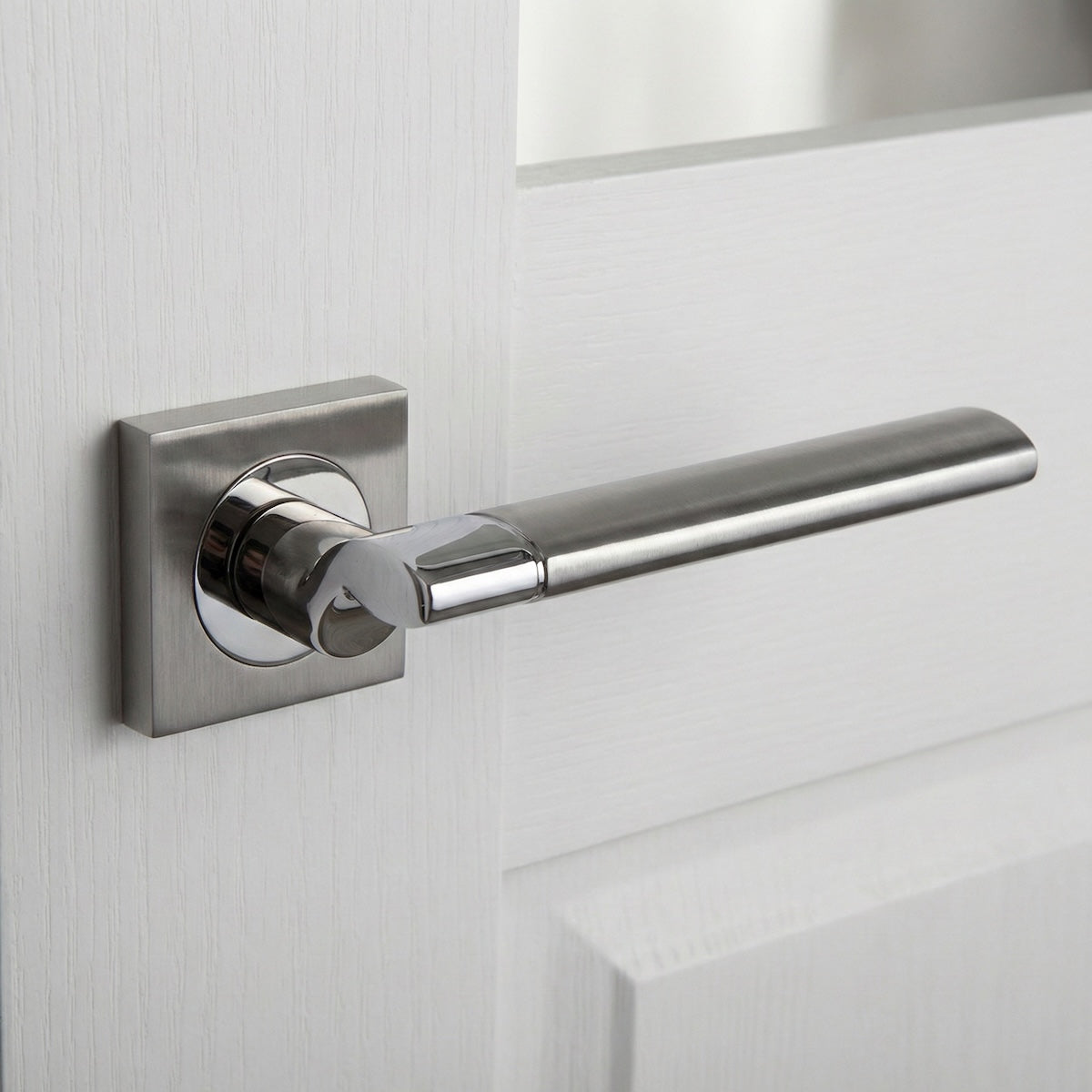 Poignée Macha en aluminium avec rosace carrée finition nickel combiné