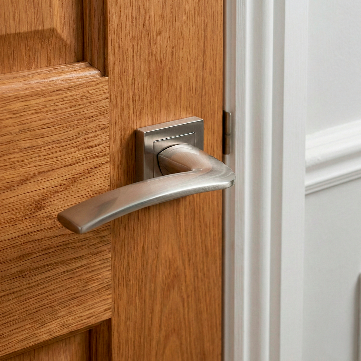 Poignée de porte modèle '340' en zamak avec rosace carrée finition nickel satiné