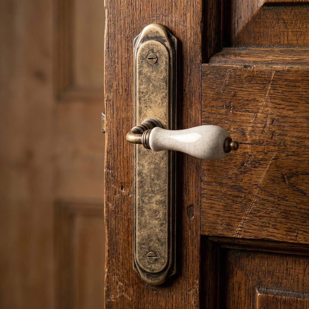 Poignée modèle '4007' rustique avec plaque incurvée finition cuir vieilli et porcelaine pour portes