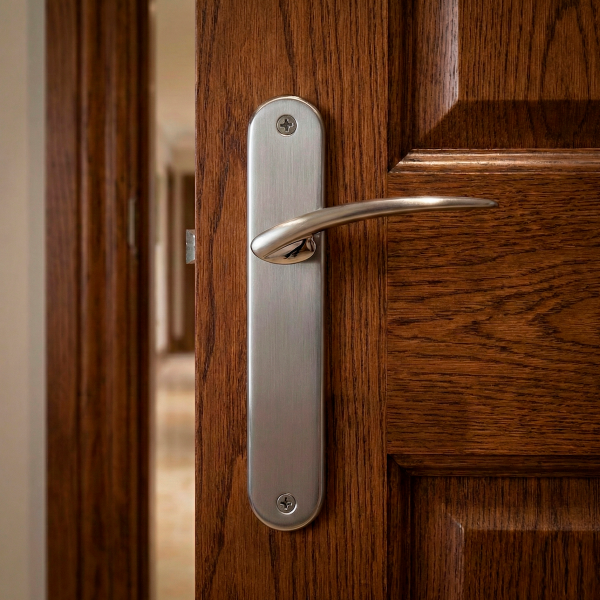 Poignée modèle « 440 » avec plaque ovale en zamak finition nickel satiné pour portes