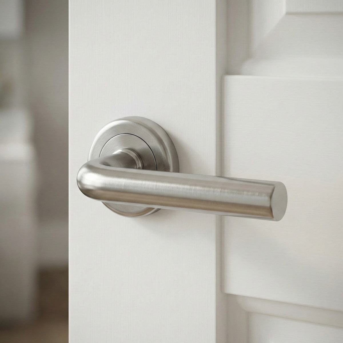 Poignée de porte « 443 » en zamak avec rosace ronde finition nickel satiné