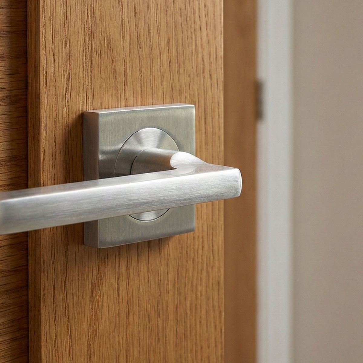 Poignée modèle Rental '530A' rosace carrée en aluminium pour portes finition nickel satiné