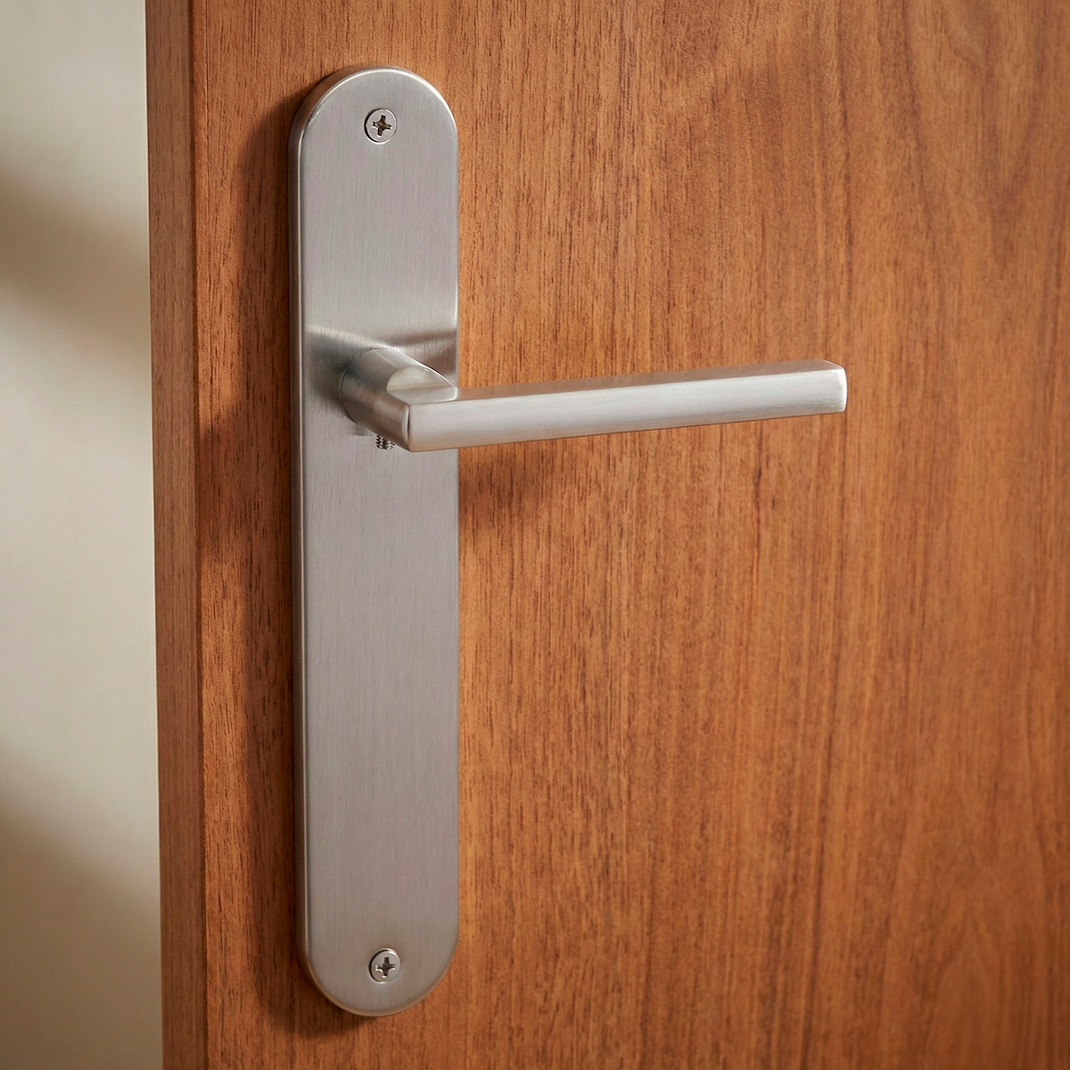 Poignée classique modèle « 530 » en aluminium avec plaque ovale en finition nickel satiné pour portes