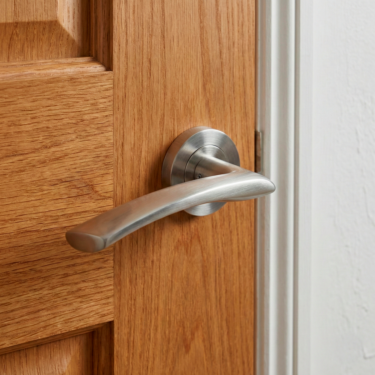 Poignée Hermès en aluminium avec rosace ronde finition nickel satiné pour portes