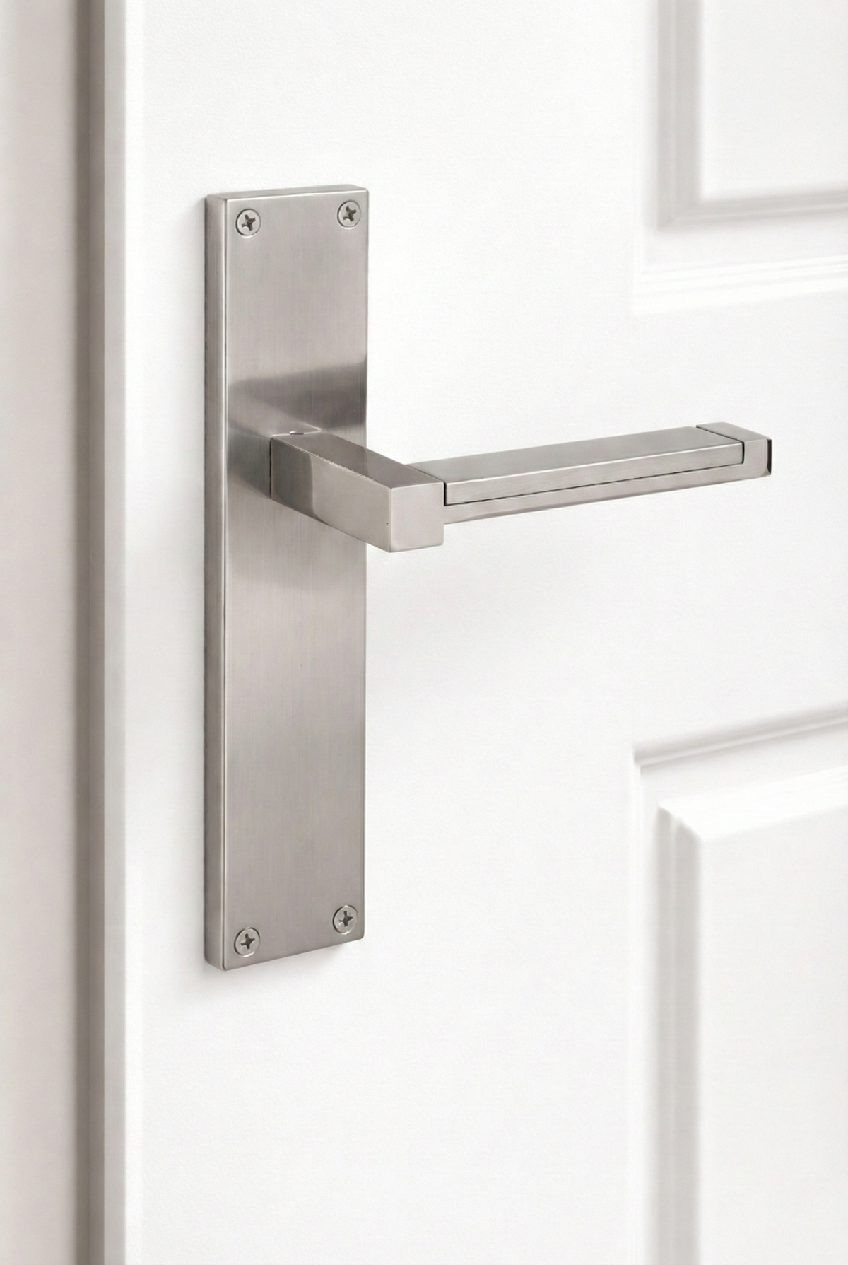 Poignée modèle 610 avec plaque rectangulaire en zamak finition nickel satiné pour portes