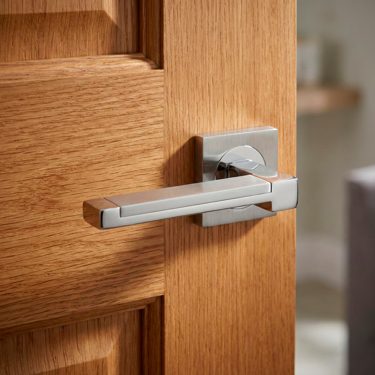Béquille en zamak modèle 610 avec rosace carrée en finition nickel combinée pour portes