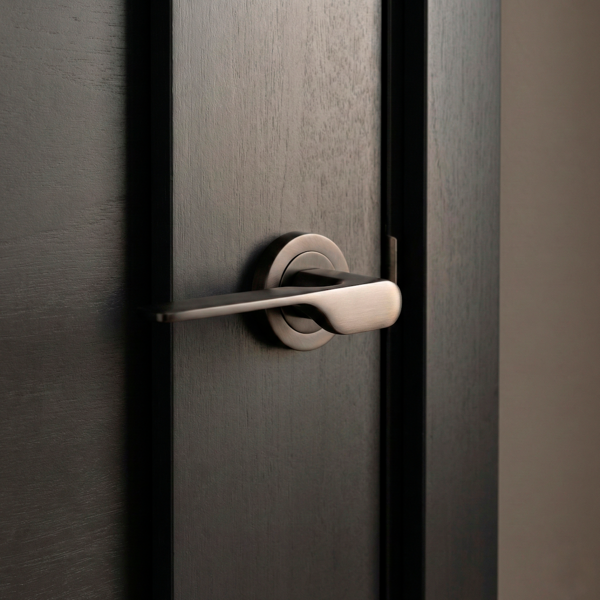 Poignée en zamak modèle 640 avec rosace ronde finition graphite pour portes