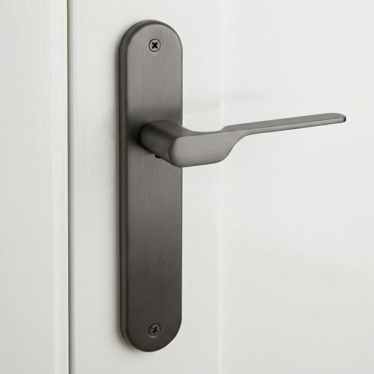 Poignée modèle '640' avec plaque ovale pour portes en zamak finition graphite avec poignée moderne