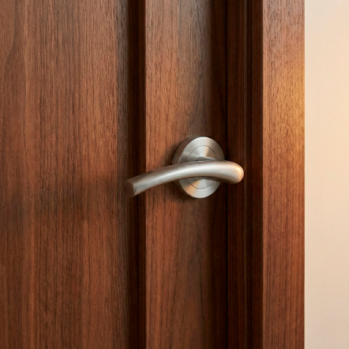 Poignée de porte Altur avec rosace ronde en nickel mat