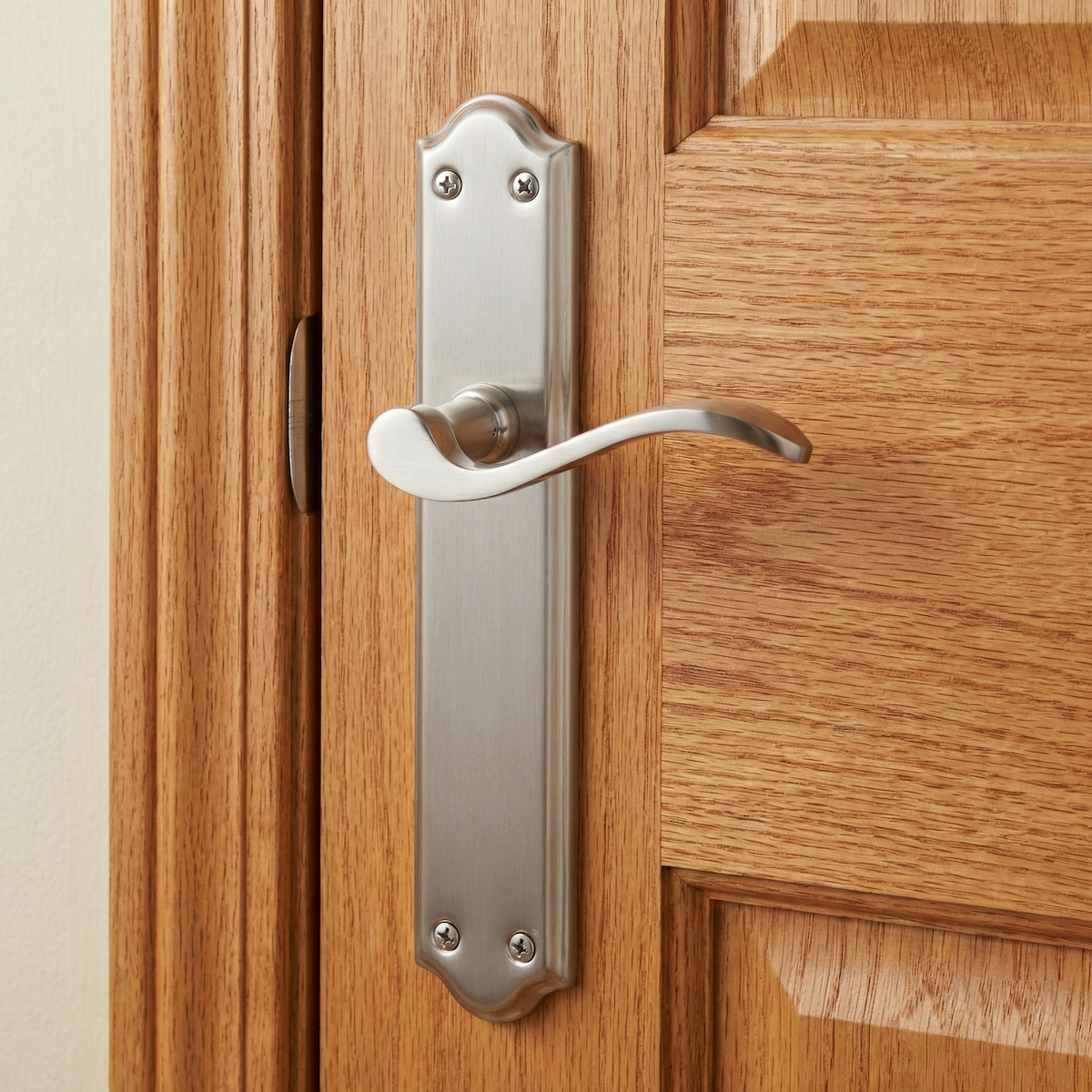 Béquille modèle « 1101 » en zamak avec plaque incurvée finition nickel satiné pour portes