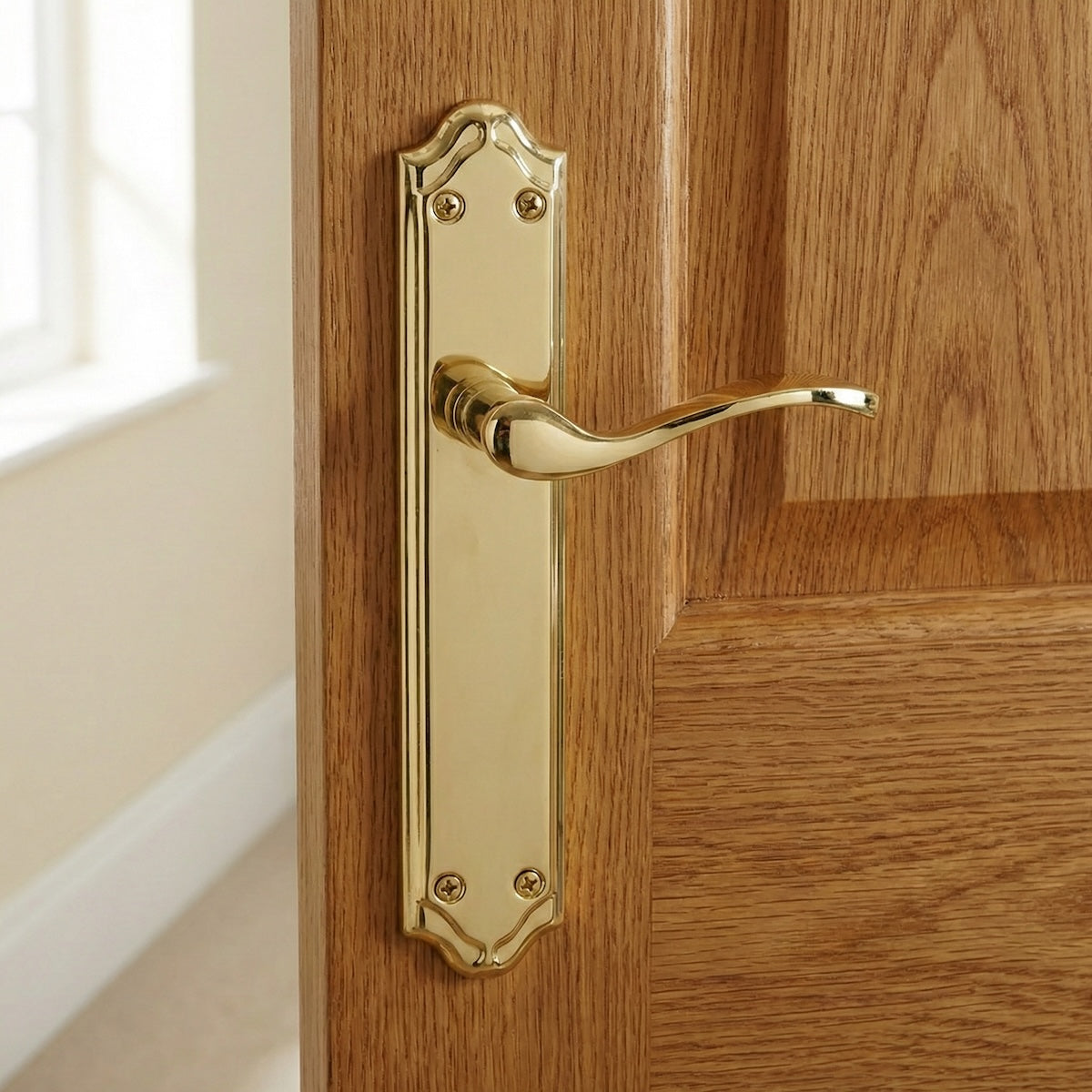 Poignée de porte modèle LOREA PB sur plaque en aluminium doré brillant