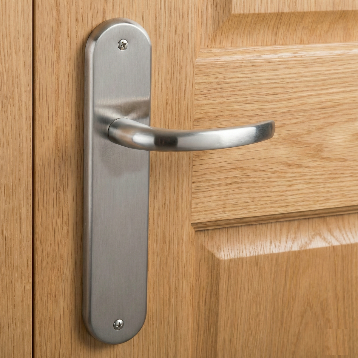 Poignée modèle « 110 » en zamak avec plaque ovale, finition nickel satiné, pour portes