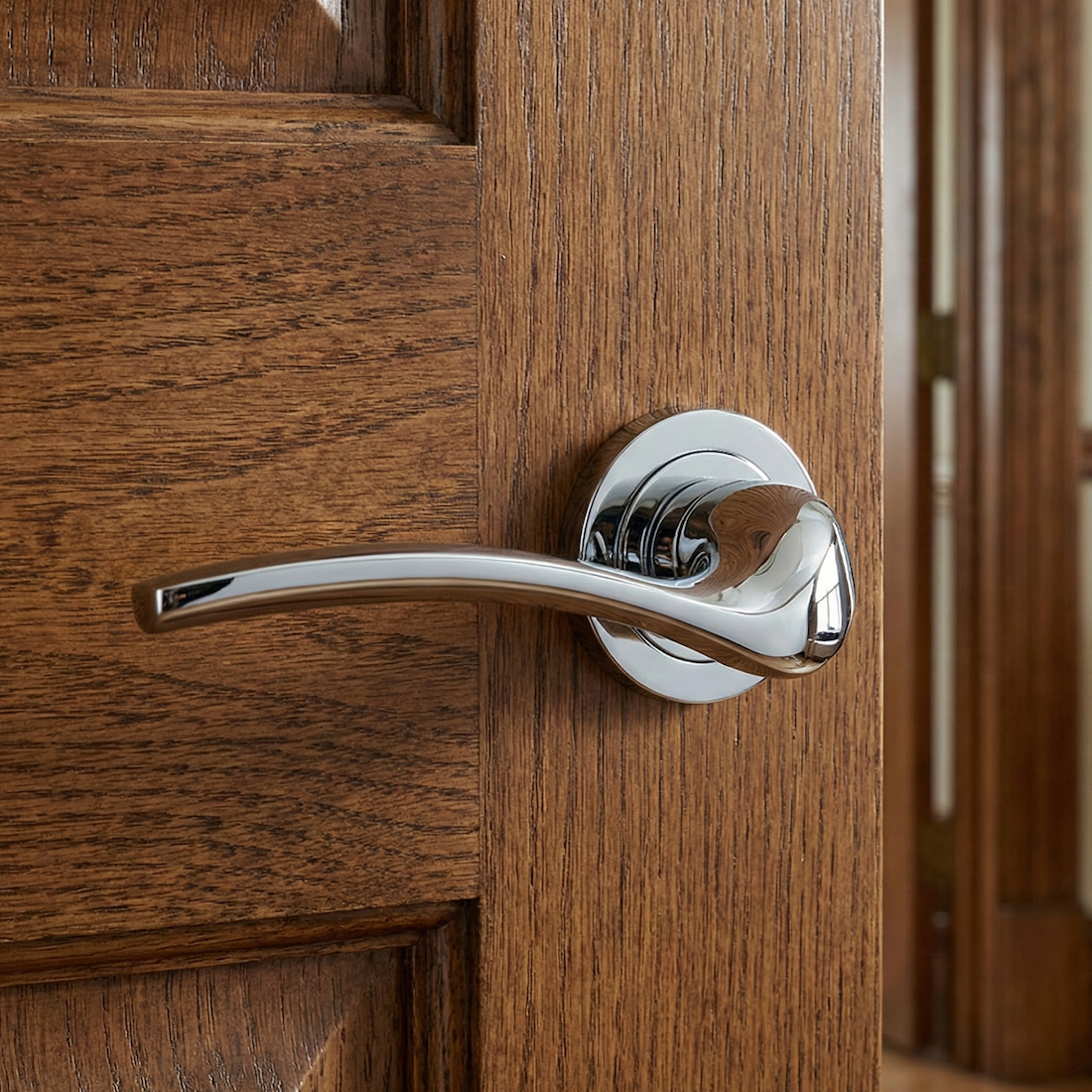 Poignée modèle « 930 » ondulée Iris en zamak avec rosace ronde finition chrome brillant pour portes