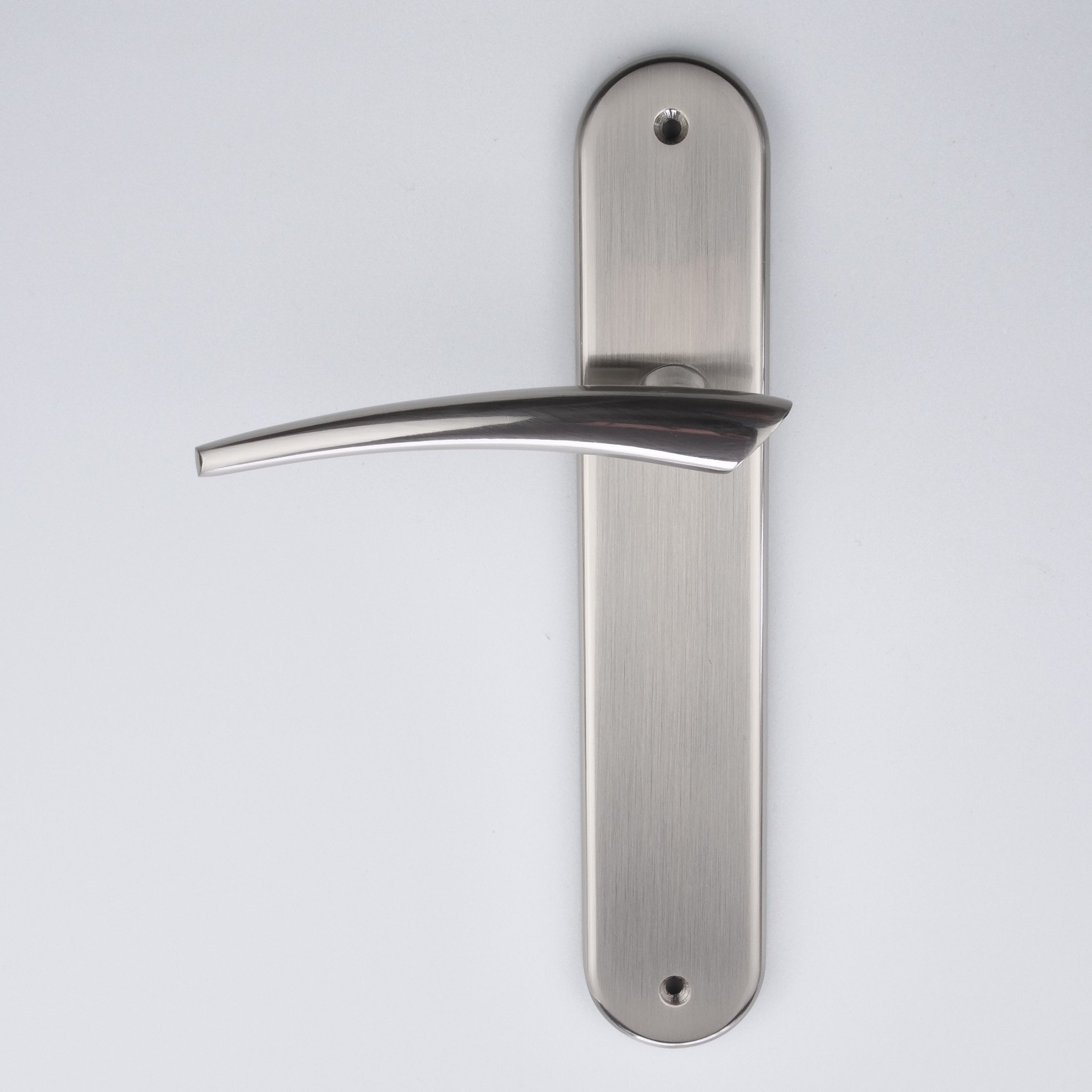 Poignée avant-gardiste avec plaque ovale finition nickel satiné pour portes modèle '330'