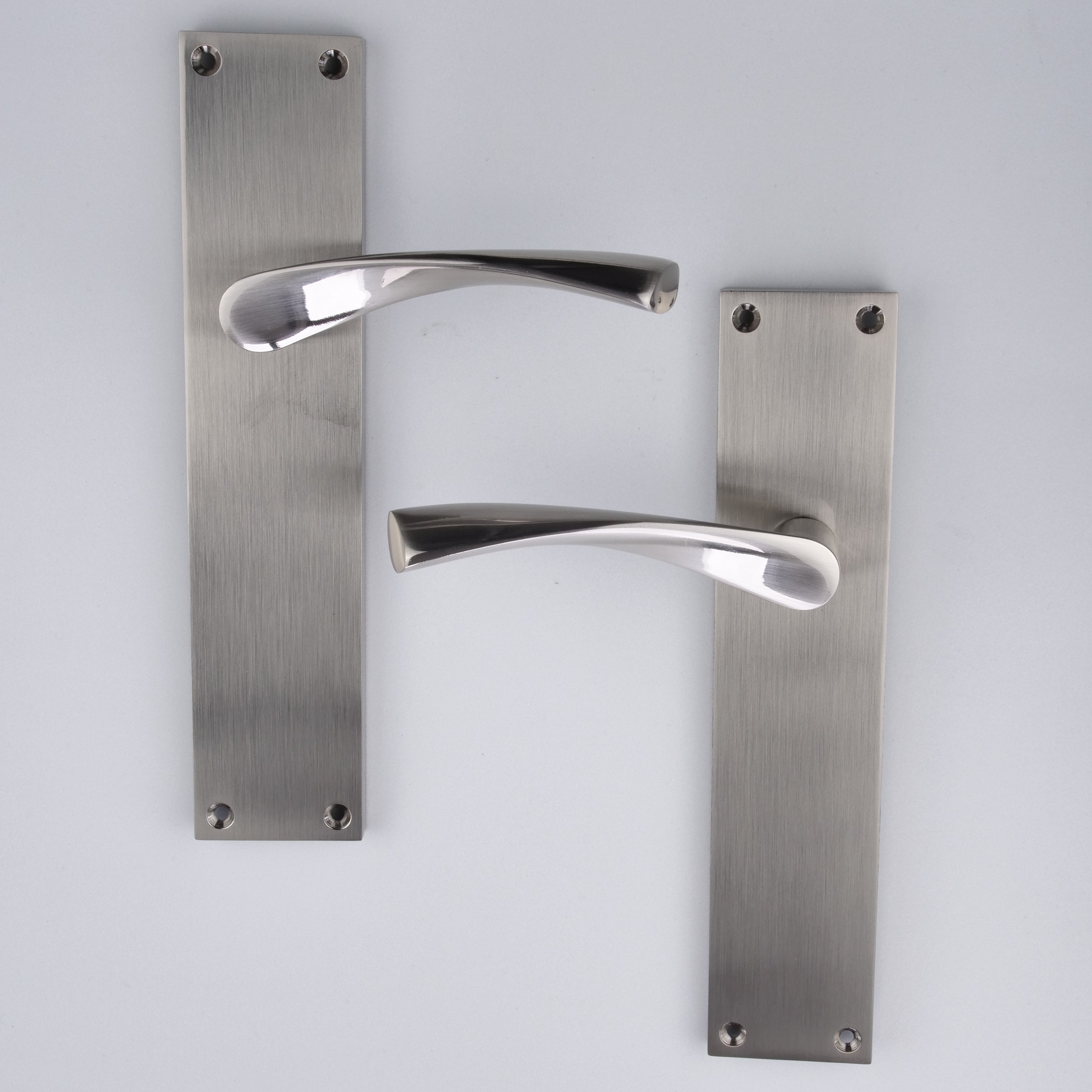 Poignée vague avec plaque rectangulaire en aluminium pour portes, finition nickel satiné, modèle « 130A »