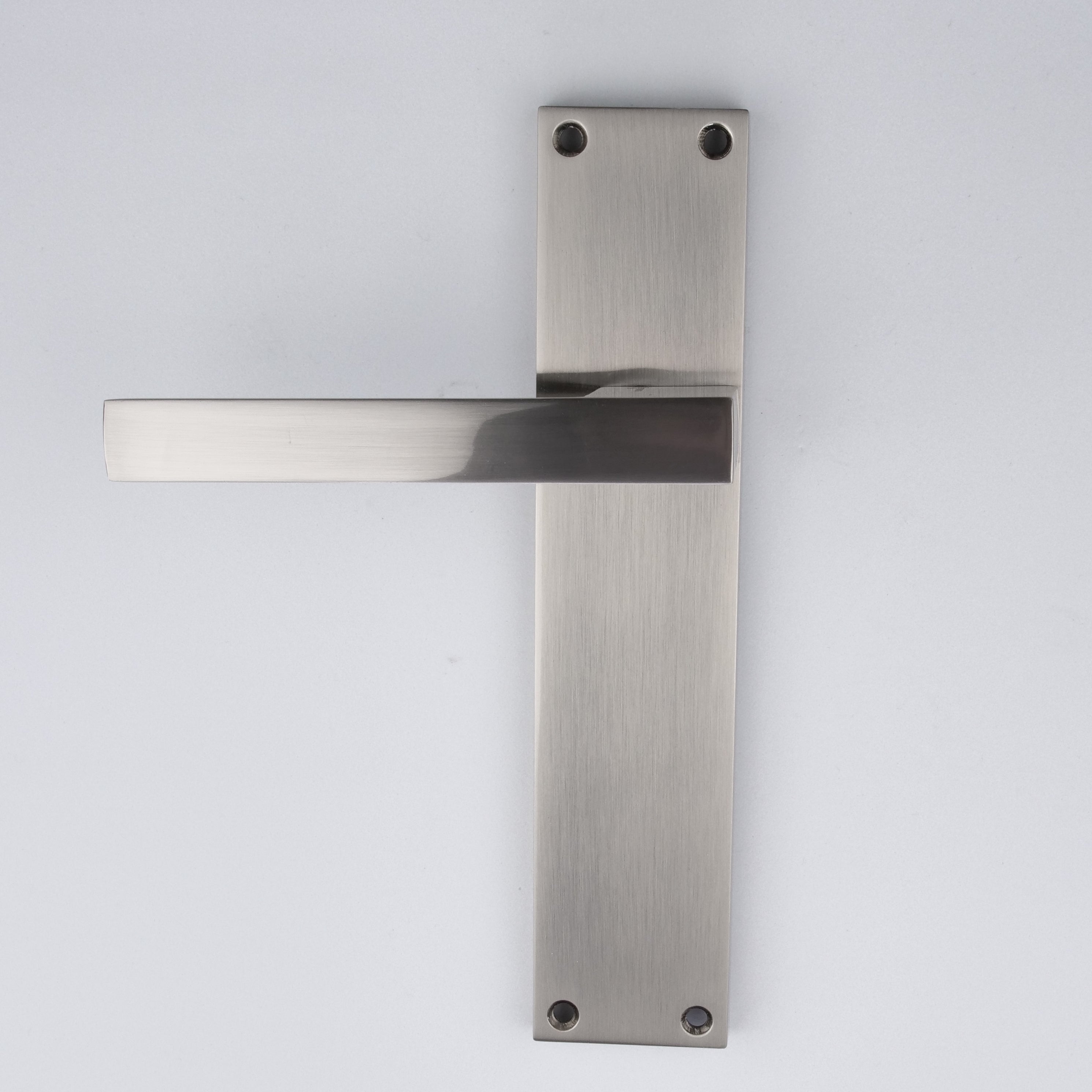 Poignées modèle « 220 » avec plaque rectangulaire en zamak pour portes, finition nickel satiné