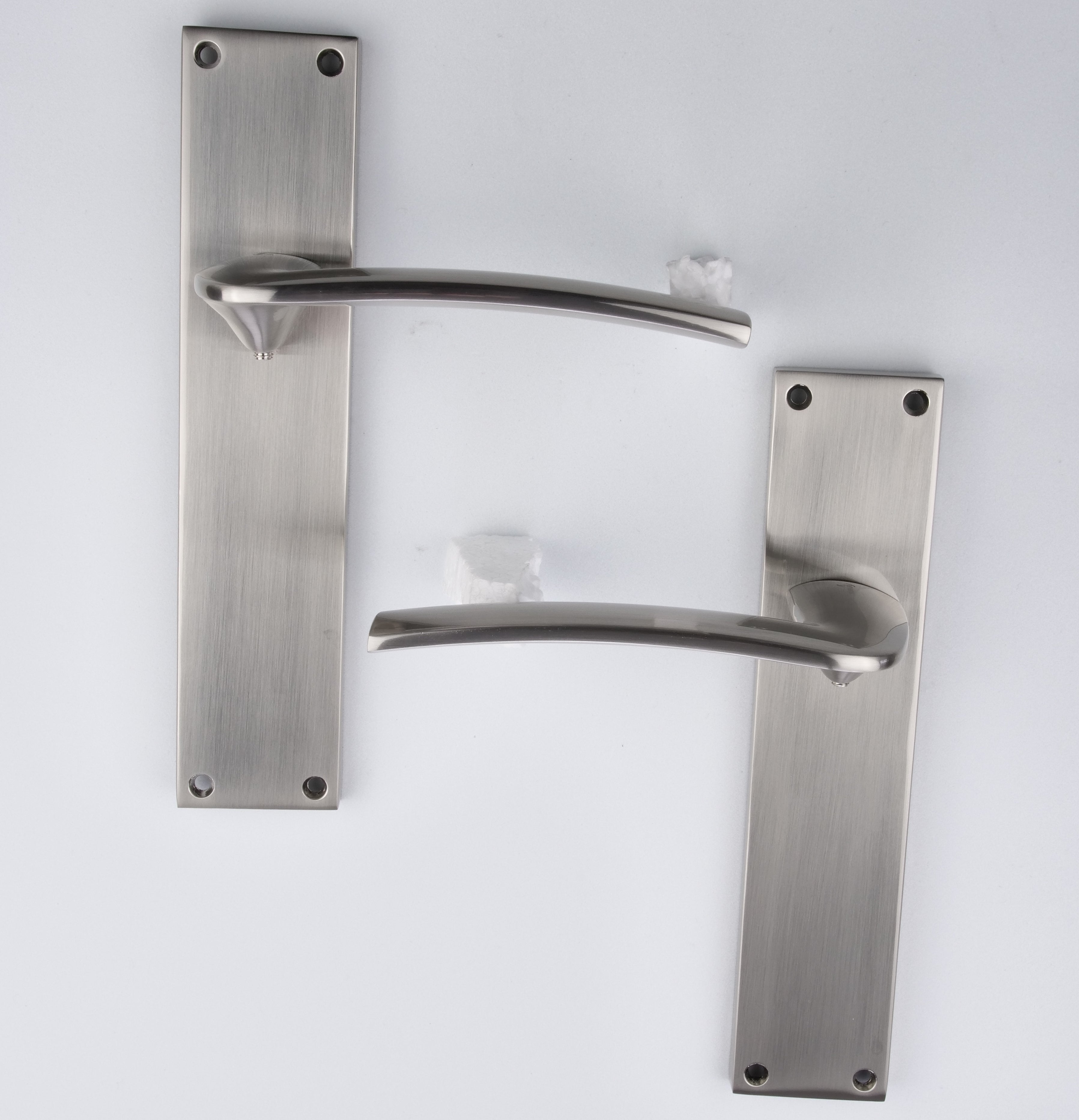Poignée modèle « 340 » avec plaque rectangulaire pour portes, en zamak finition nickel satiné