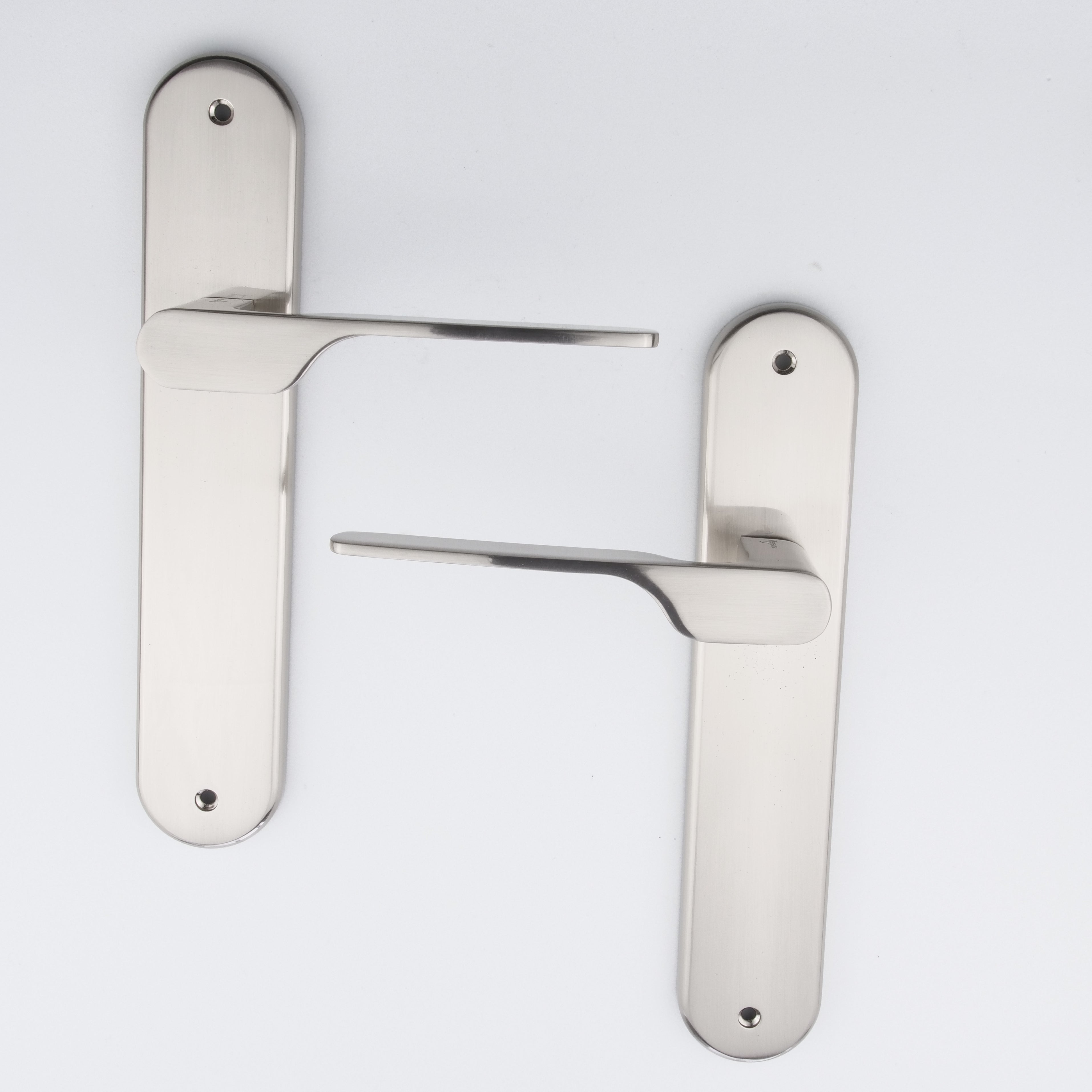 Poignée modèle « 640 » avec plaque ovale pour portes en zamak finition nickel satiné avec béquille moderne
