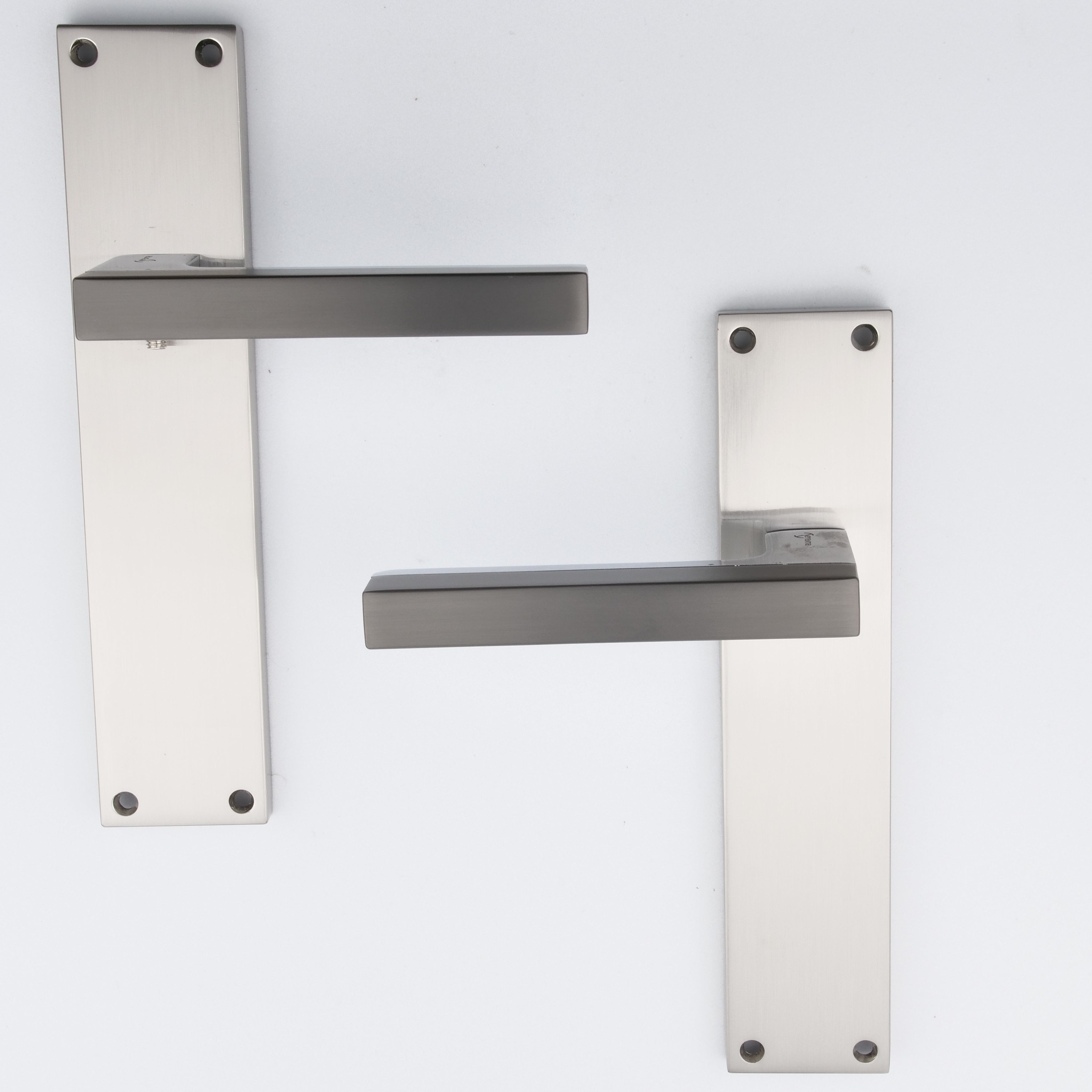Poignée de porte modèle '848' en zamak avec plaque rectangulaire, finition bicolore graphite
