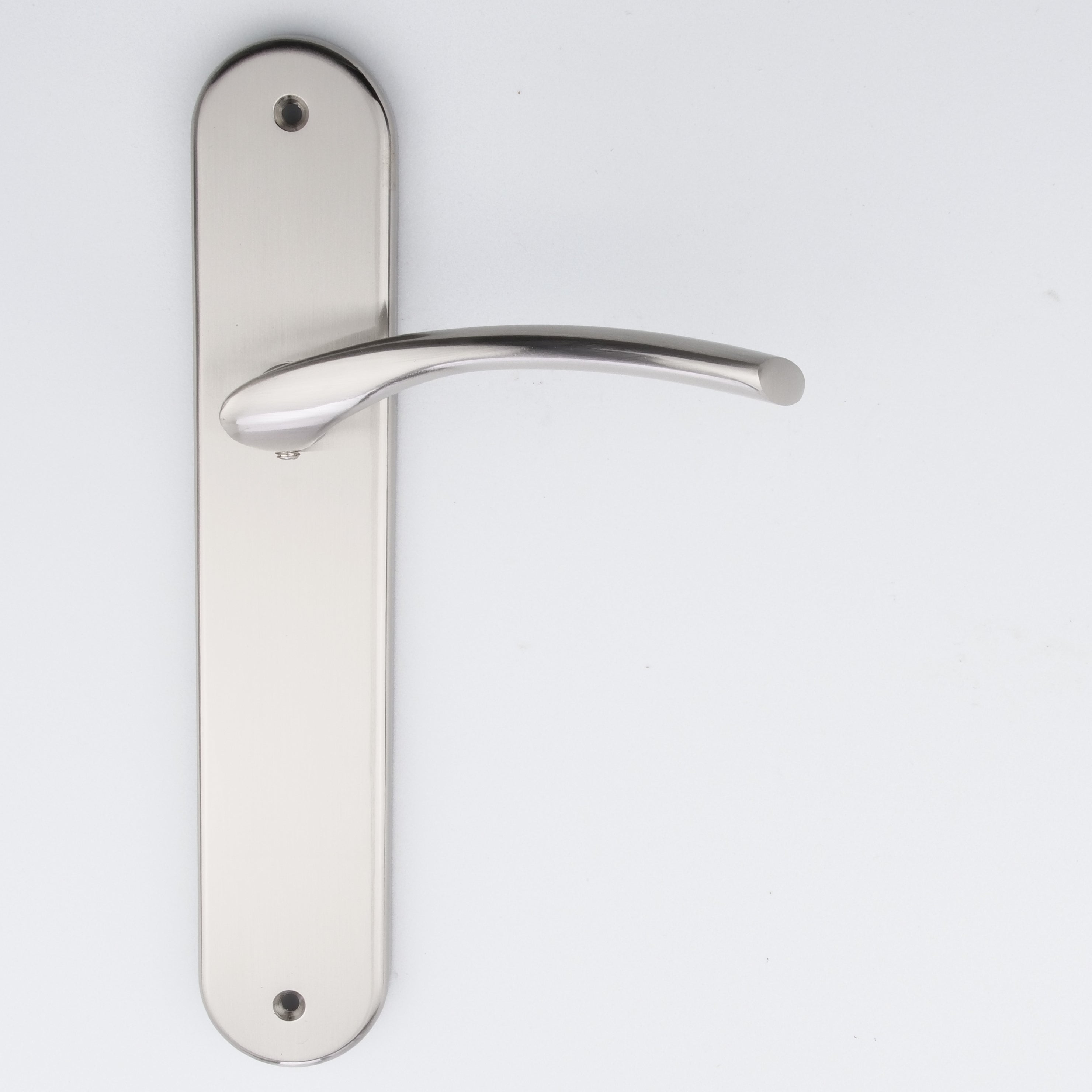 Poignée modèle '553' en zamak avec plaque ovale finition nickel satiné pour portes