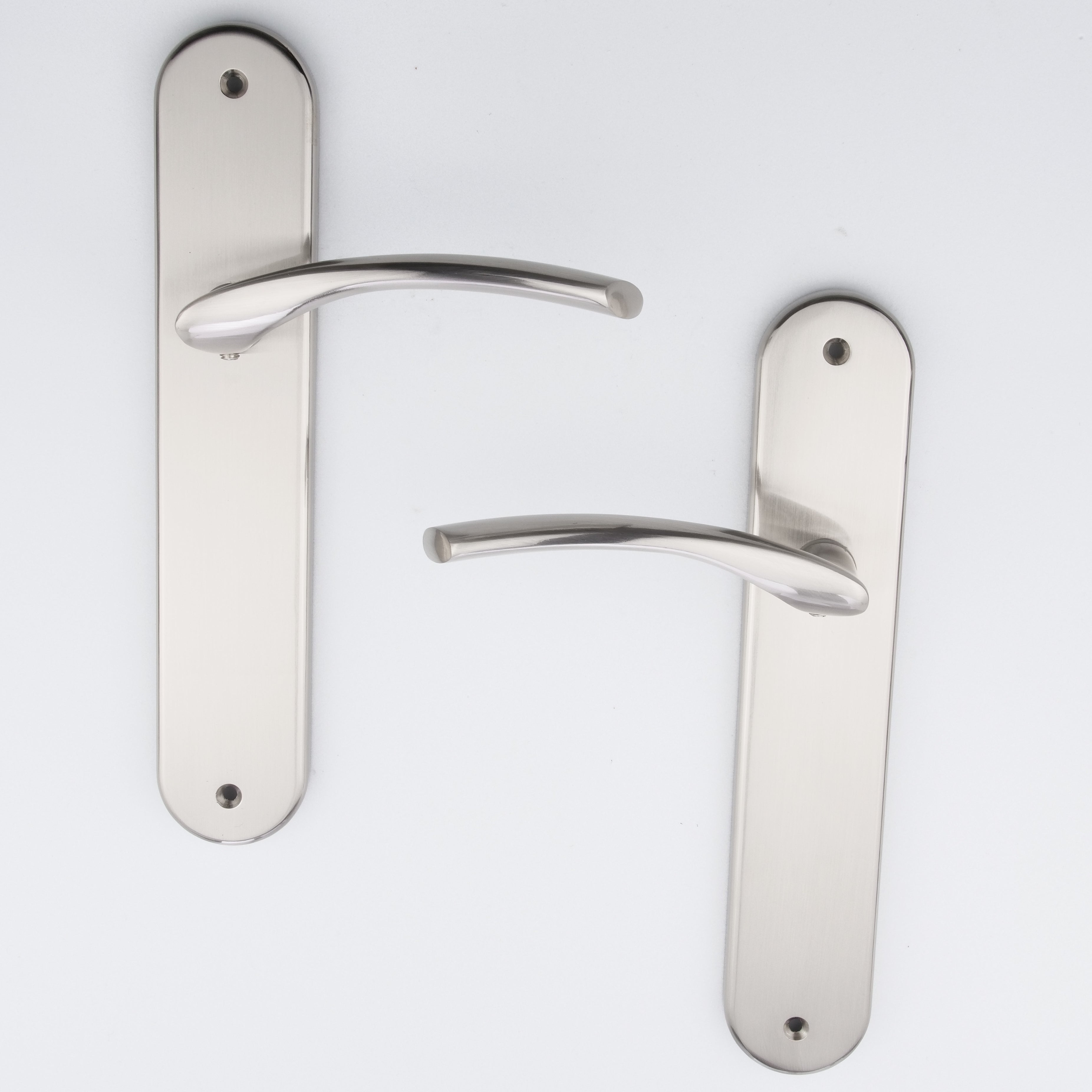 Poignée modèle '553' en zamak avec plaque ovale finition nickel satiné pour portes