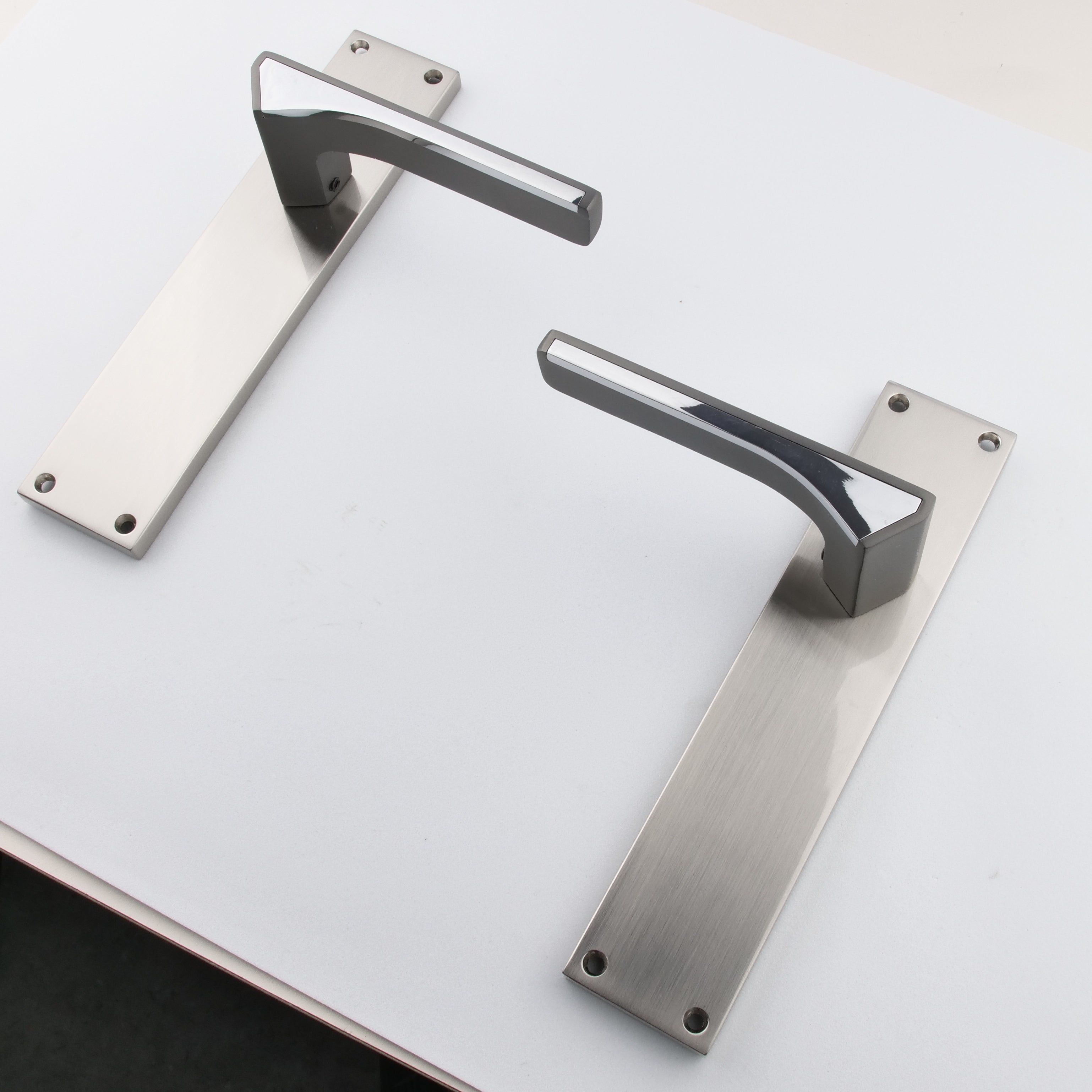 Poignée modèle '748' en zamak avec plaque rectangulaire finition nickel satiné et graphite pour portes