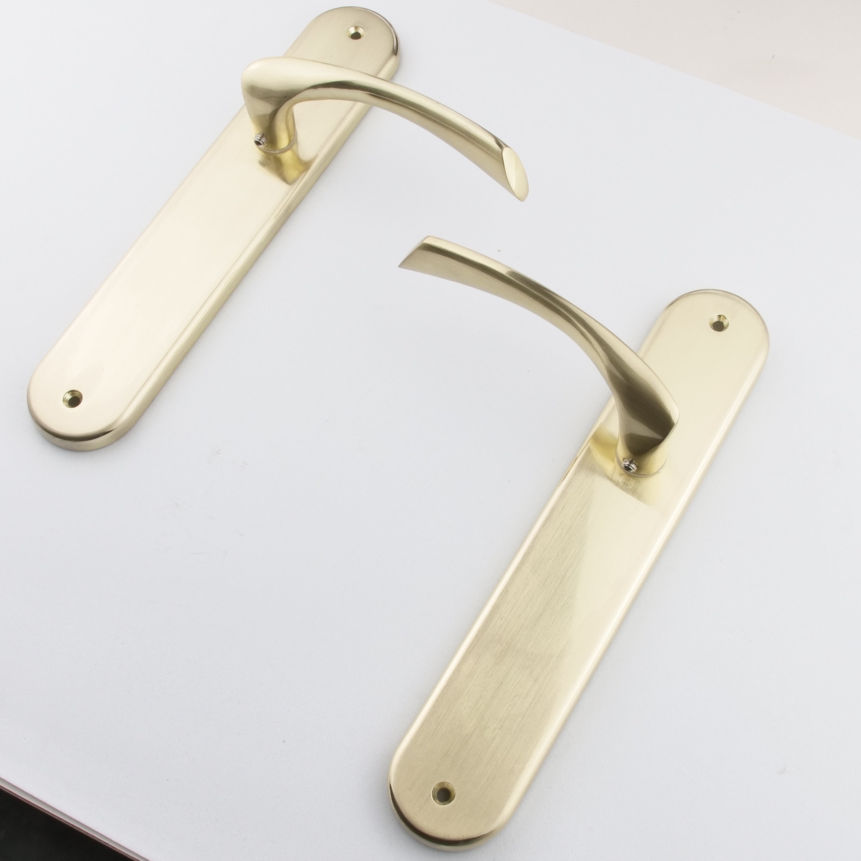 Béquille en zamak modèle '556' avec plaque ovale en finition or satiné pour portes