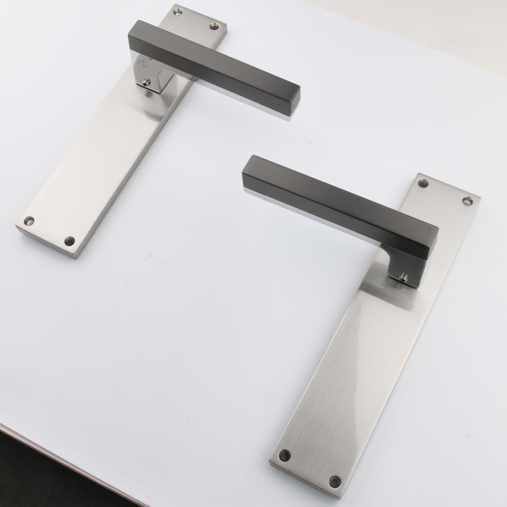 Poignée de porte modèle '848' en zamak avec plaque rectangulaire, finition bicolore graphite