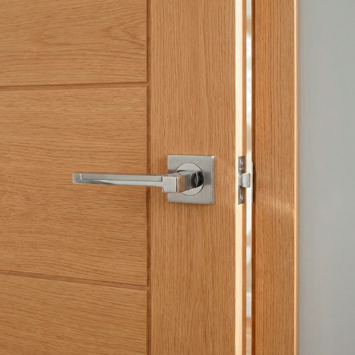 Béquille en zamak modèle 610 avec rosace carrée en finition nickel combinée pour portes