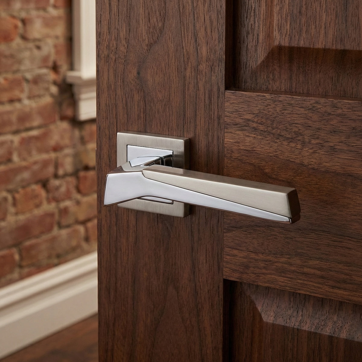 Poignée de porte modèle '120' en zamak avec rosace carrée finition bicolore