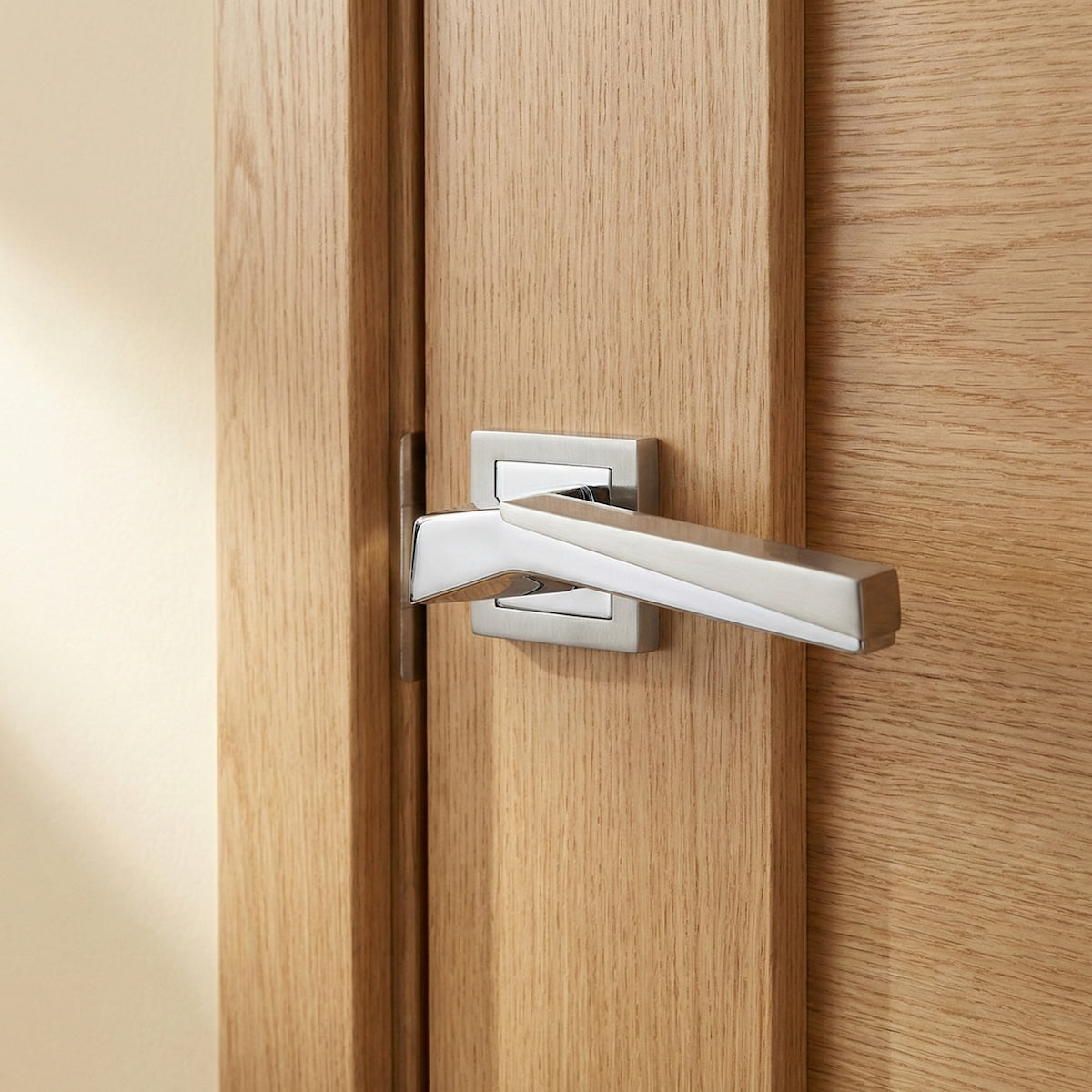 Poignée de porte modèle '120' en zamak avec rosace carrée finition bicolore