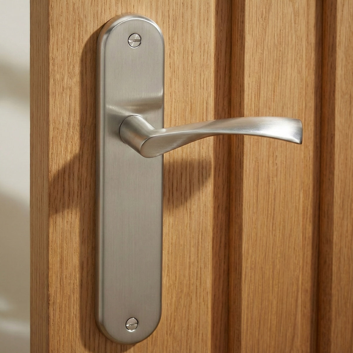 Poignée modèle '130A' vague avec plaque ovale en aluminium pour portes en finition nickel satiné