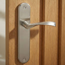 Poignée modèle '130A' vague avec plaque ovale en aluminium pour portes en finition nickel satiné