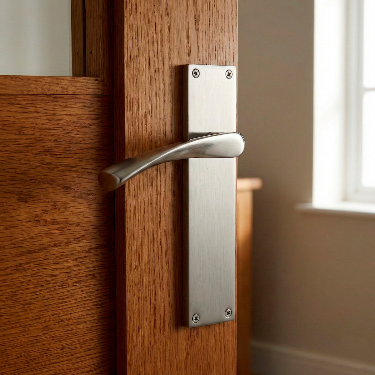 Poignée vague avec plaque rectangulaire en aluminium pour portes, finition nickel satiné, modèle « 130A »