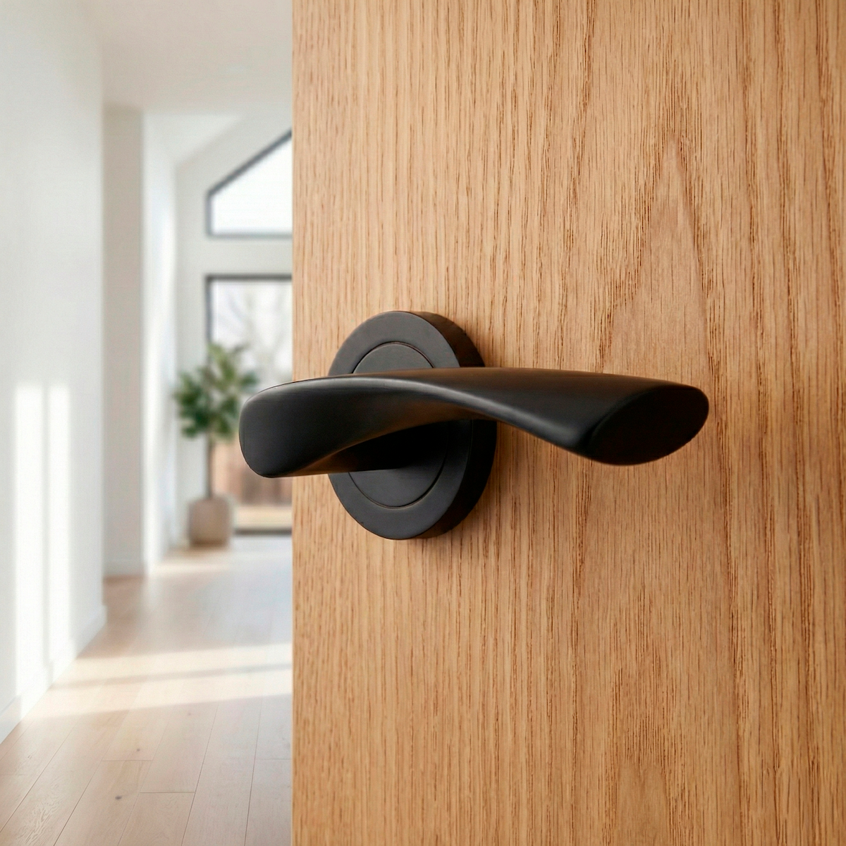 Poignée modèle '130' vague en aluminium avec rosace ronde finition noire pour portes