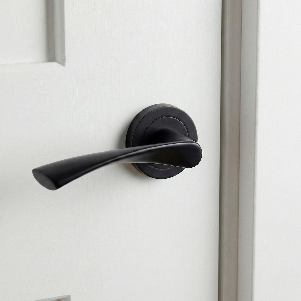 Poignée modèle '130' vague en aluminium avec rosace ronde finition noire pour portes