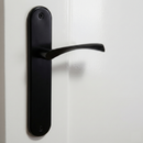 Poignée de porte modèle '130' en zamak avec plaque ovale, finition noir mat