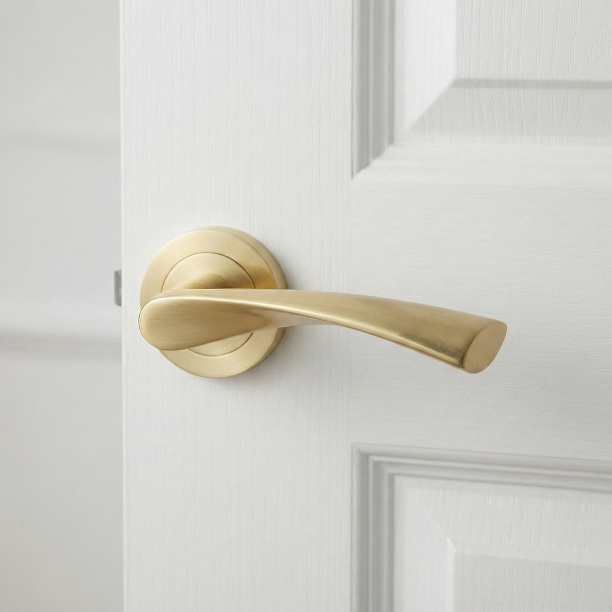 Poignée modèle '136A' dorée en aluminium avec rosace ronde pour portes en bois