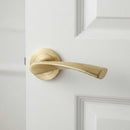 Poignée modèle '136A' dorée en aluminium avec rosace ronde pour portes en bois