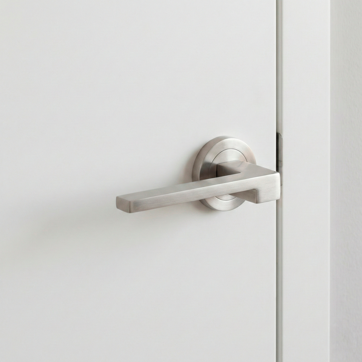 Poignée de porte Lugh avec rosace ronde en nickel mat
