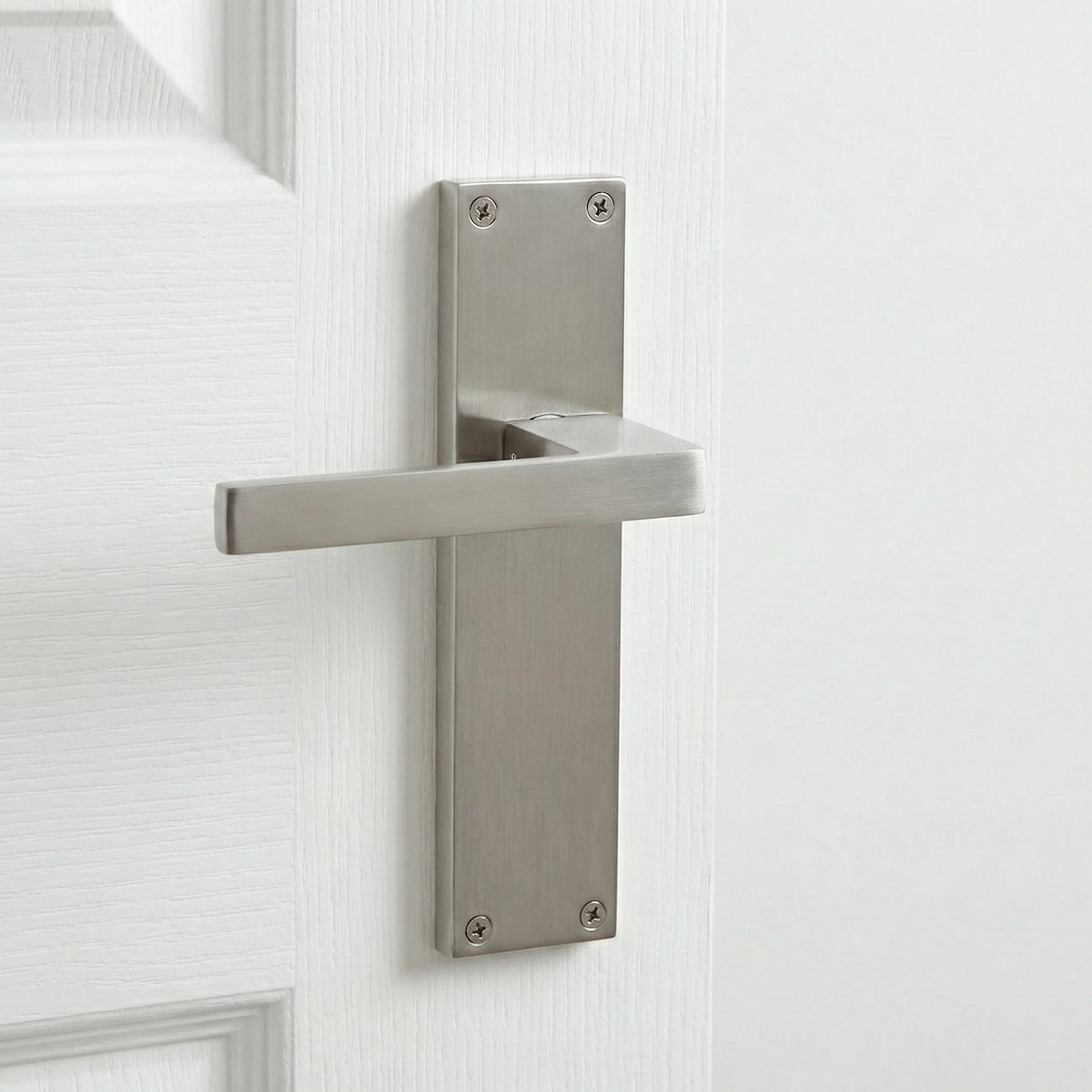 Poignées modèle « 220 » avec plaque rectangulaire en zamak pour portes, finition nickel satiné