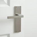 Poignées modèle « 220 » avec plaque rectangulaire en zamak pour portes, finition nickel satiné