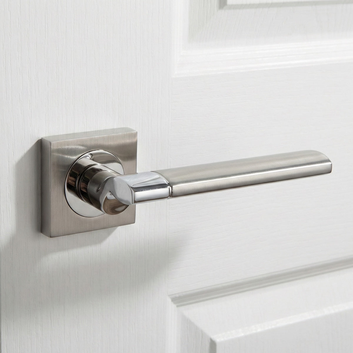 Poignée Macha en aluminium avec rosace carrée finition nickel combiné
